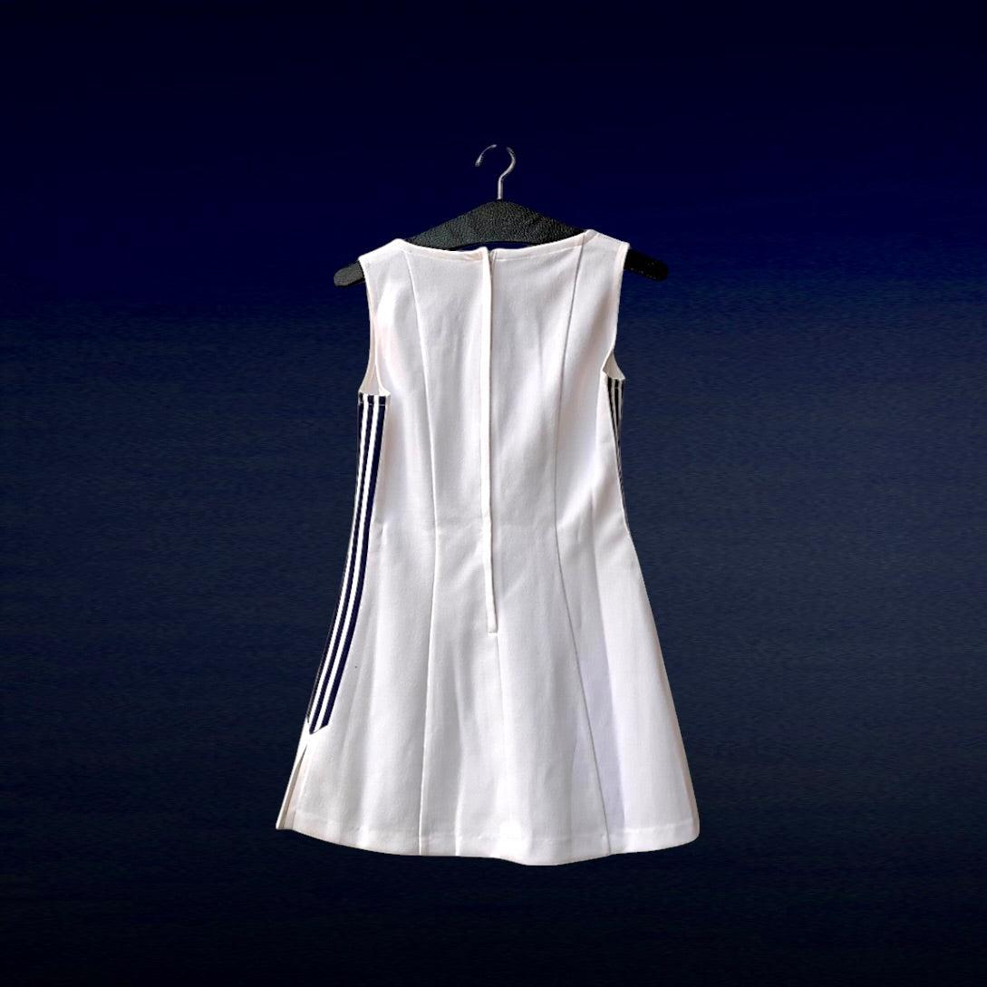 Robe de tennis ADIDAS vintage blanche – Made in England – années 70 – logo trèfle – sportswear rétro