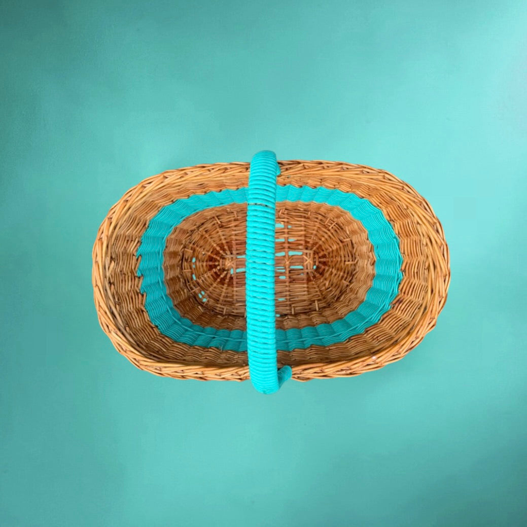 Panier vintage osier et scoubidou turquoise années 60 – panier rétro tressé anse rigide