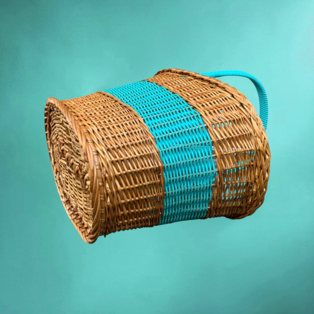 Panier vintage osier et scoubidou turquoise années 60 – panier rétro tressé anse rigide