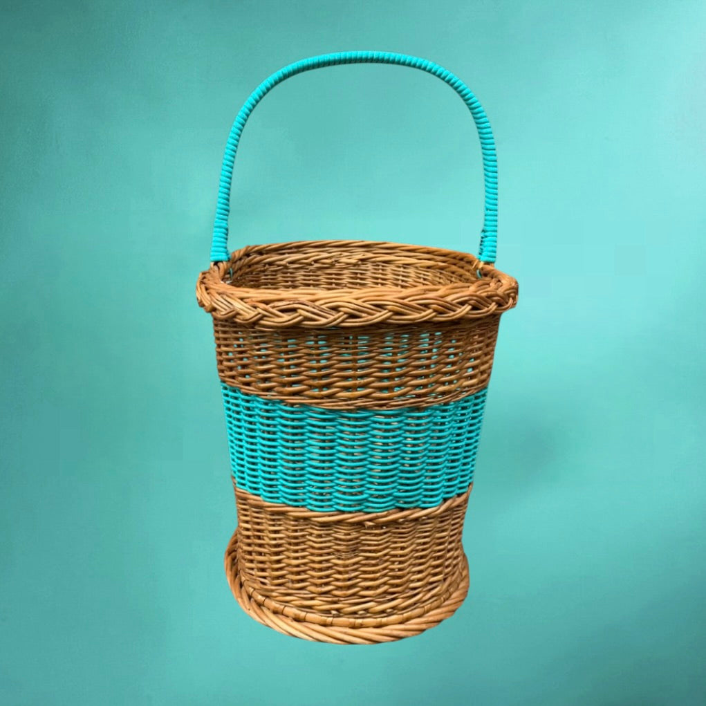 Panier vintage osier et scoubidou turquoise années 60 – panier rétro tressé anse rigide