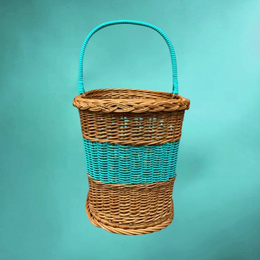Panier vintage osier et scoubidou turquoise années 60 – panier rétro tressé anse rigide