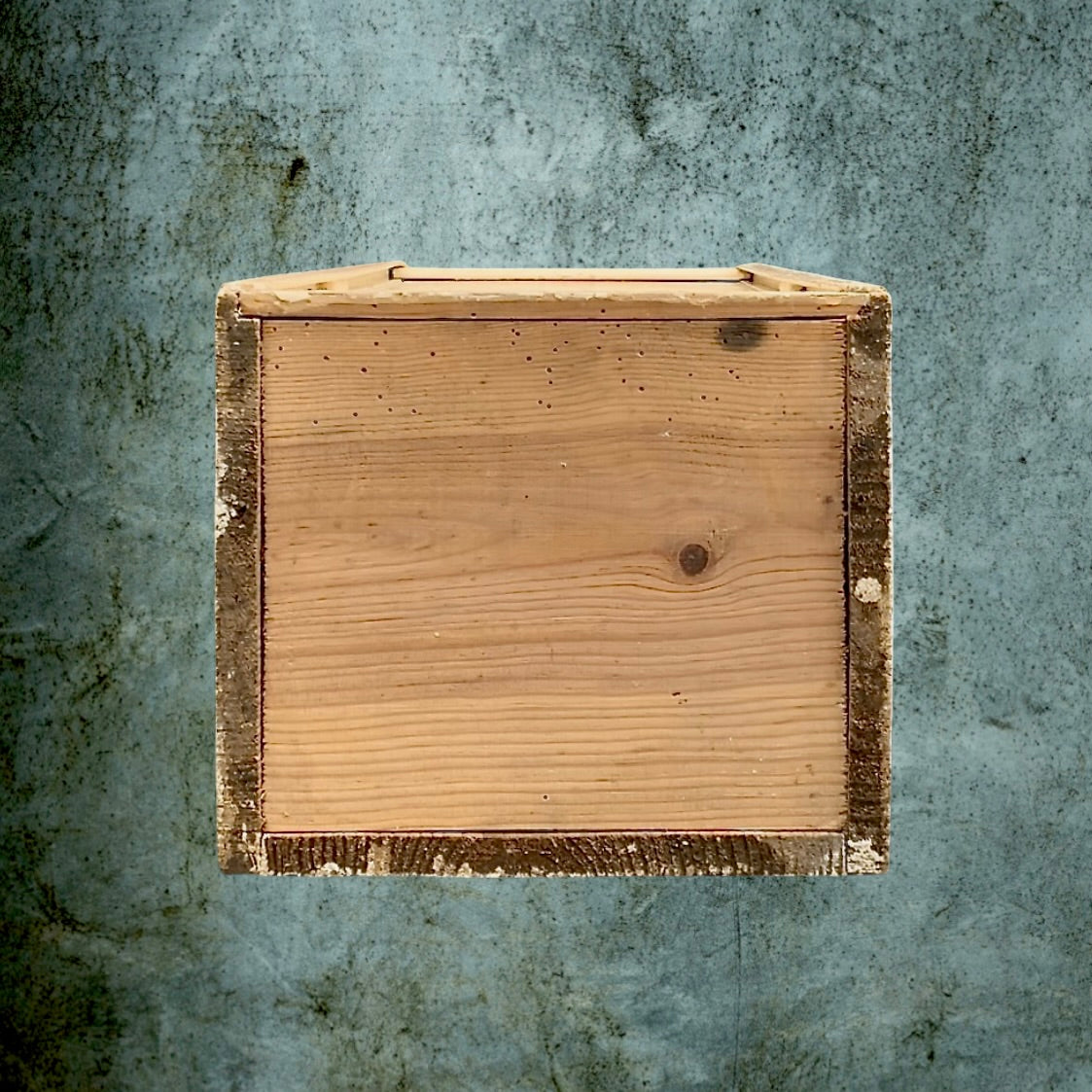 Huche à pain vintage en bois massif blanc cassé – volet coulissant – années 50