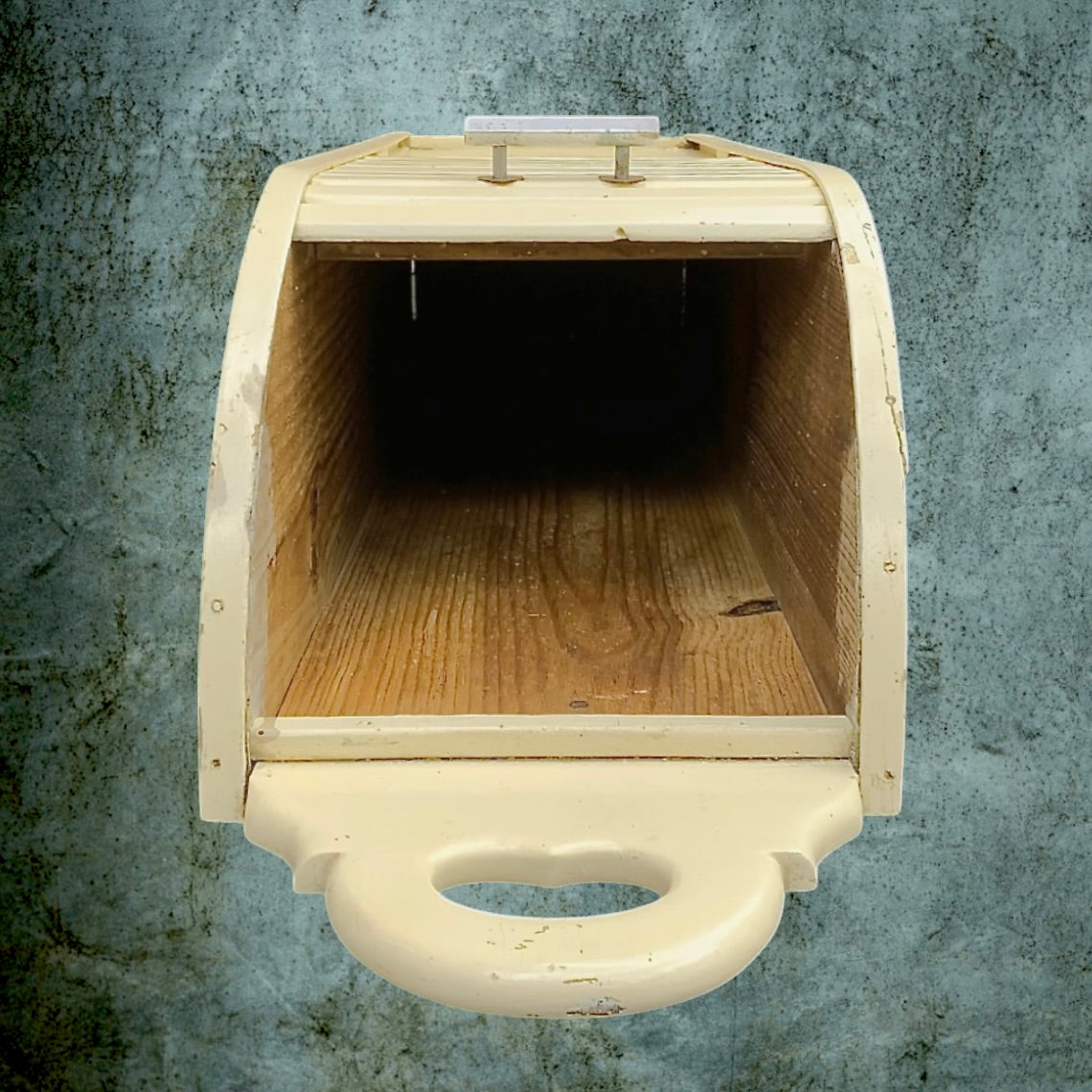 Huche à pain vintage en bois massif blanc cassé – volet coulissant – années 50
