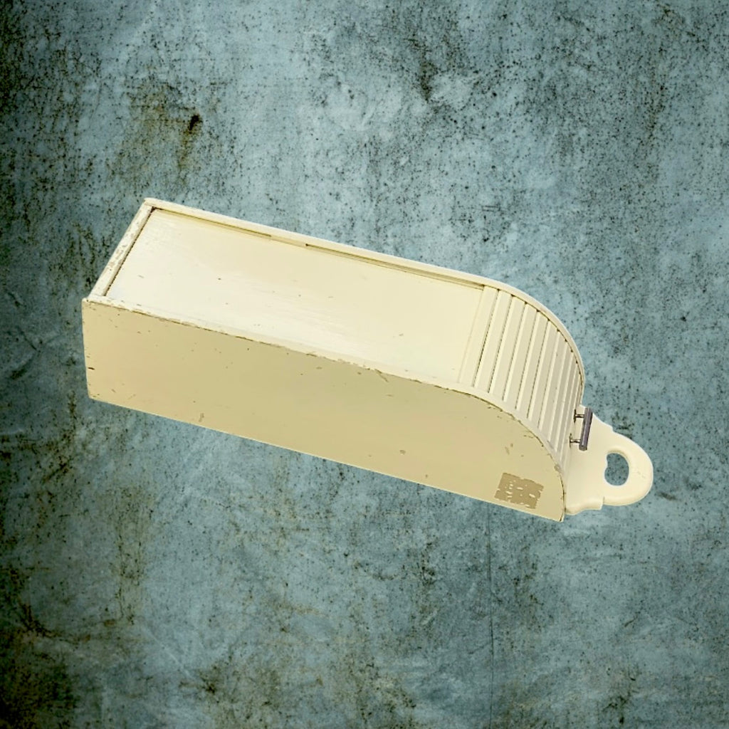 Huche à pain vintage en bois massif blanc cassé – volet coulissant – années 50