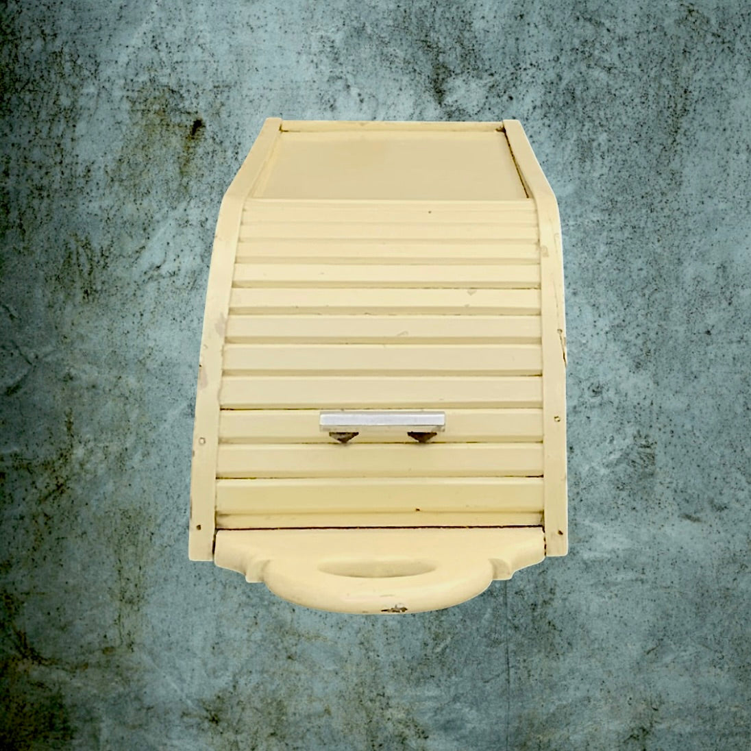 Huche à pain vintage en bois massif blanc cassé – volet coulissant – années 50