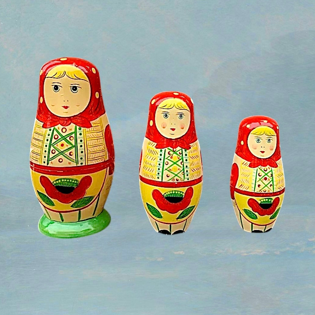 Matriochka vintage 8 poupées russes gigognes en bois peint – décor traditionnel – XXe siècle