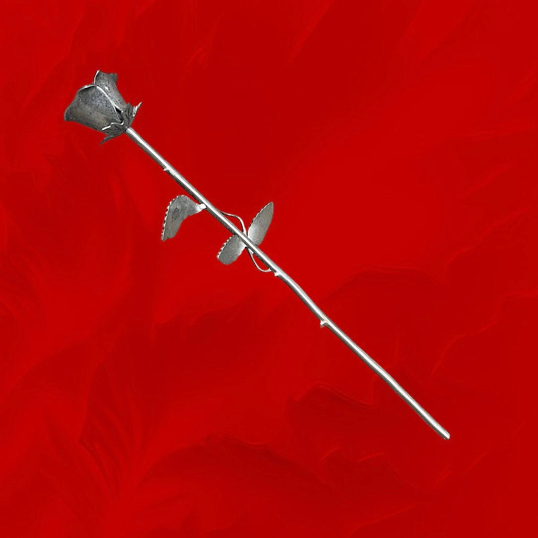 Rose vintage en étain décorative sur tige
Titre SEO :
