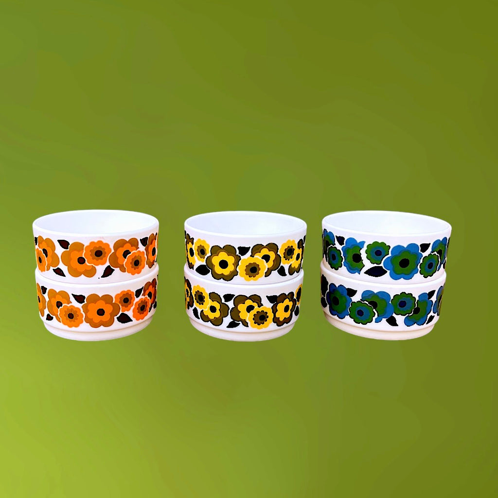 Lot de 6 ramequins Arcopal Lotus en verre opalin, décor floral années 70, couleurs vives, très bel état.