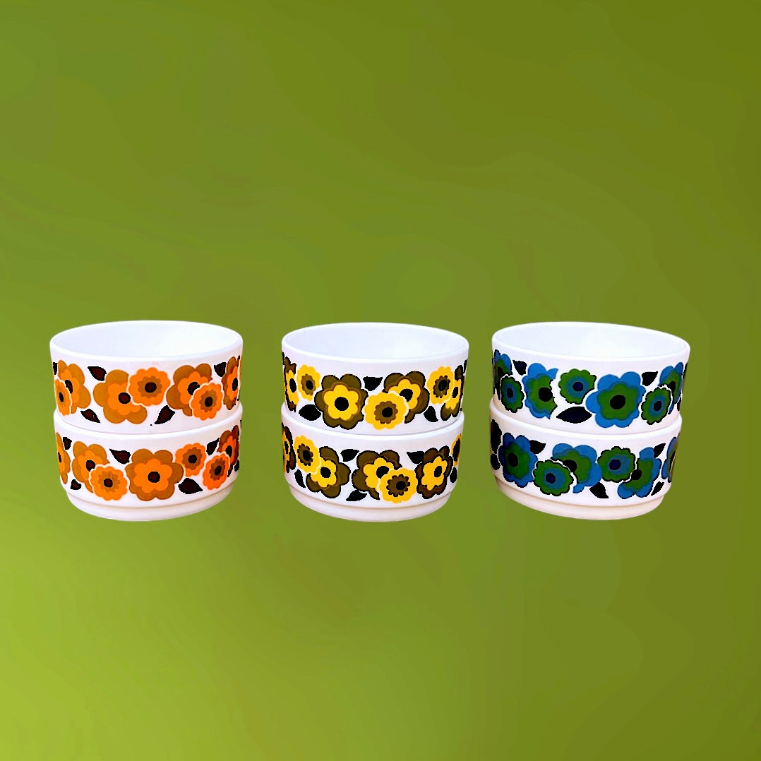 Lot de 6 ramequins Arcopal Lotus en verre opalin, décor floral années 70, couleurs vives, très bel état.