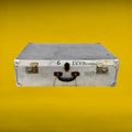 Valise aluminium texturé effet grain vintage
