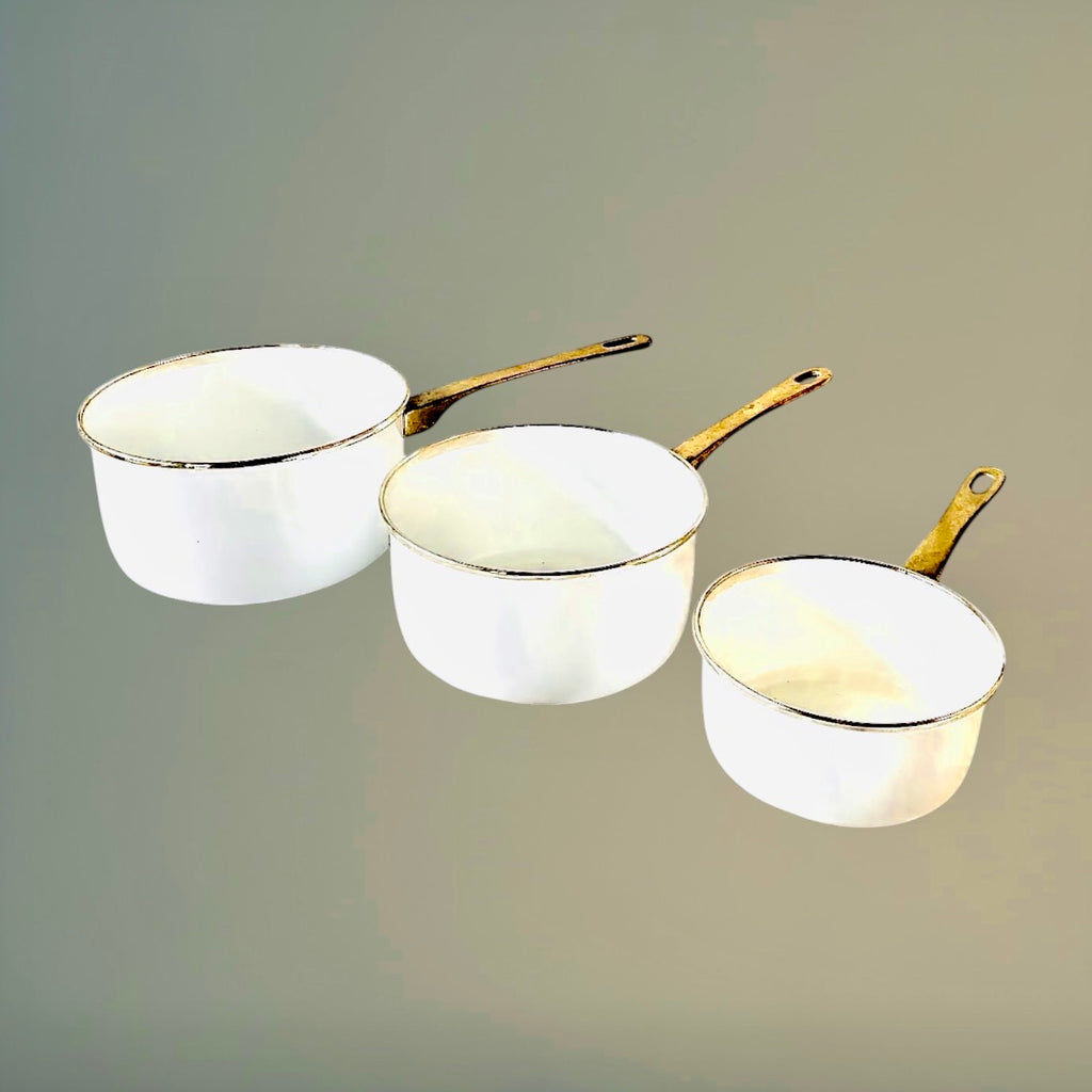 Lot de 3 casseroles anciennes en tôle émaillée blanche
