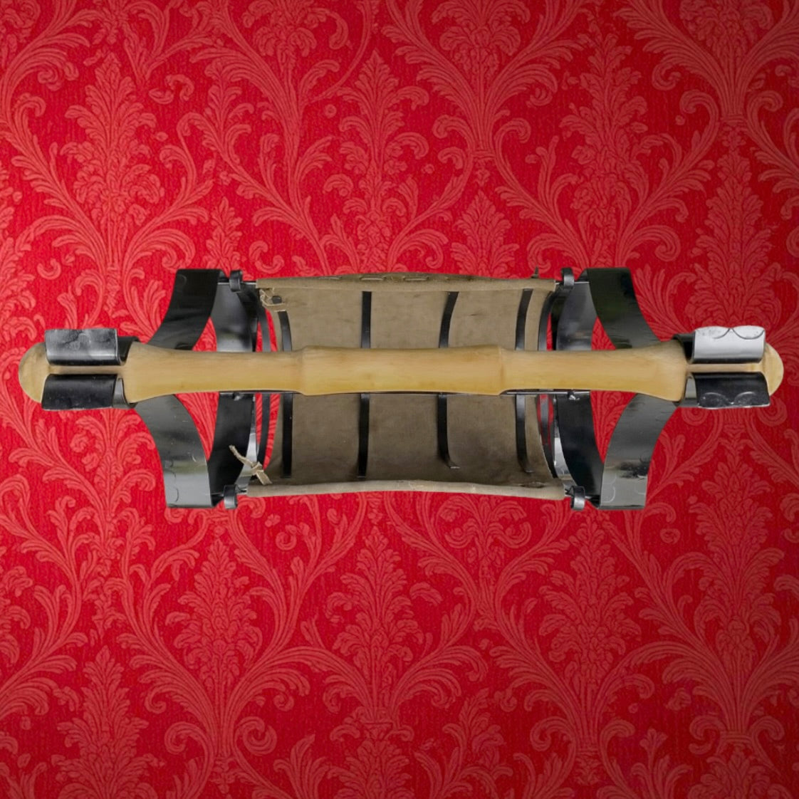 Porte-revues vintage en fer forgé, bois et daim – design brutaliste années 50/60