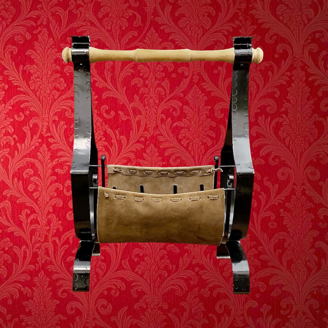 Porte-revues vintage en fer forgé, bois et daim – design brutaliste années 50/60