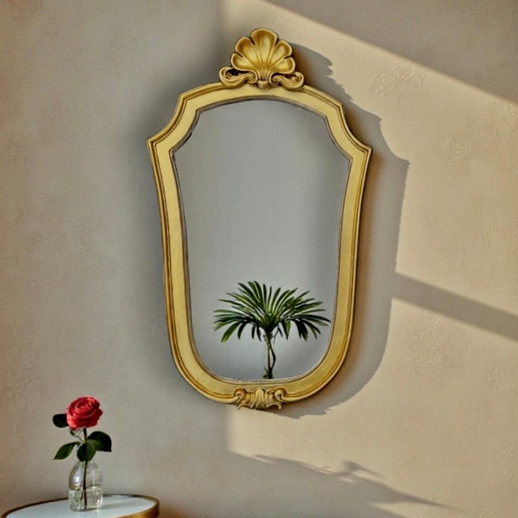 Miroir mural coquille ancien résine dorée glace biseautée
Titre SEO :