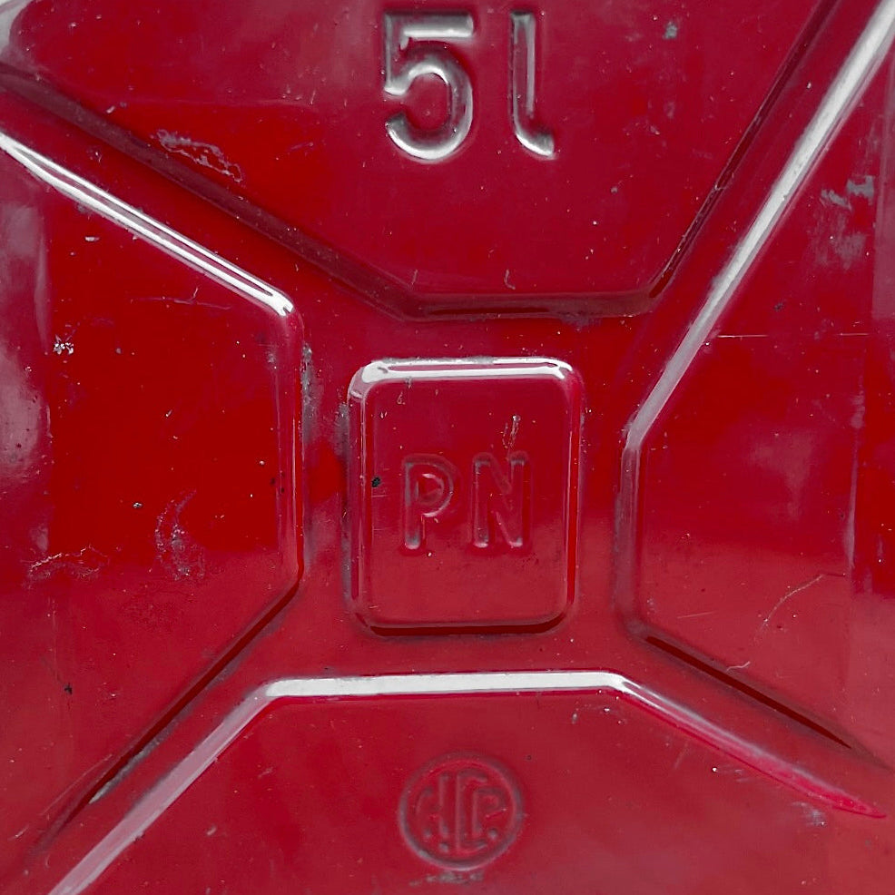 Jerrycan vintage P.N. métal rouge 5L avec bec verseur bidon essence ancien années 70