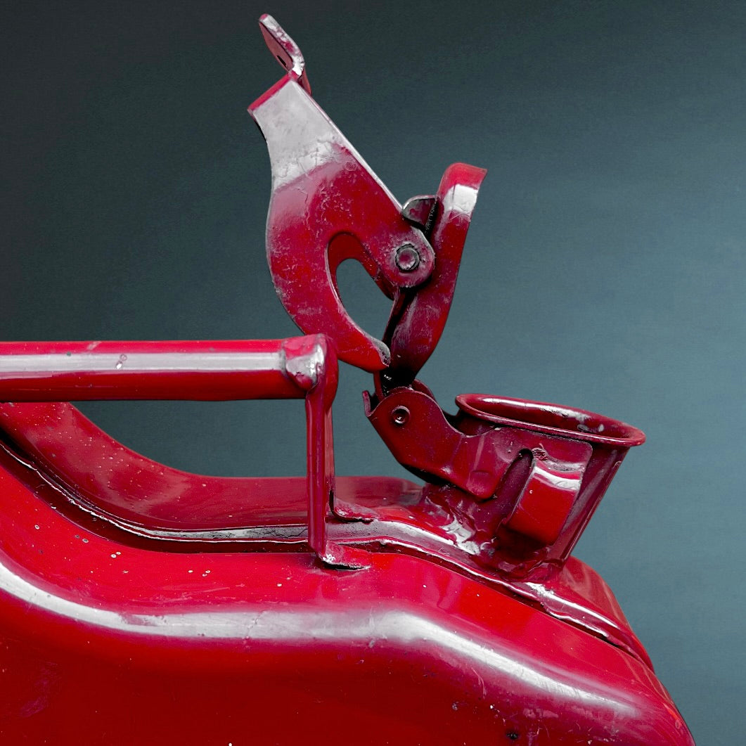 Jerrycan vintage P.N. métal rouge 5L avec bec verseur bidon essence ancien années 70