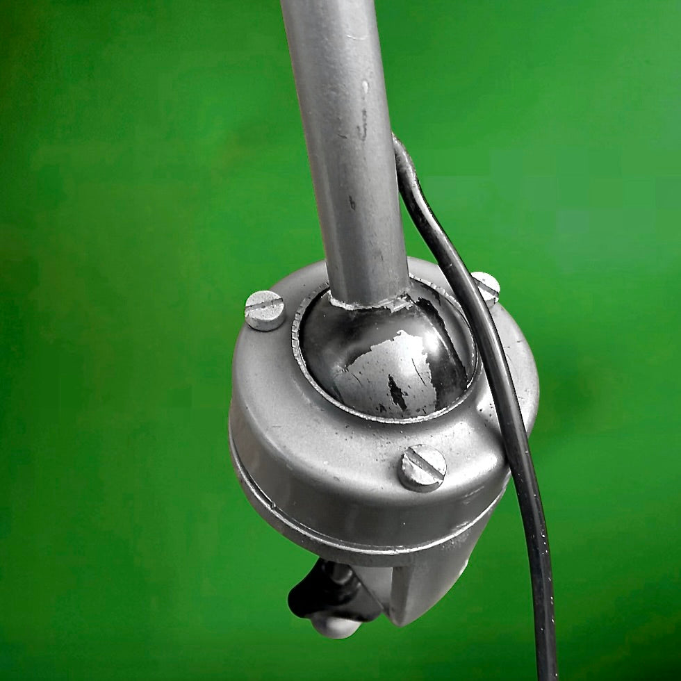 Lampe de bureau vintage Emmedi Italie années 60 – lampe industrielle à étau métal gris orientable