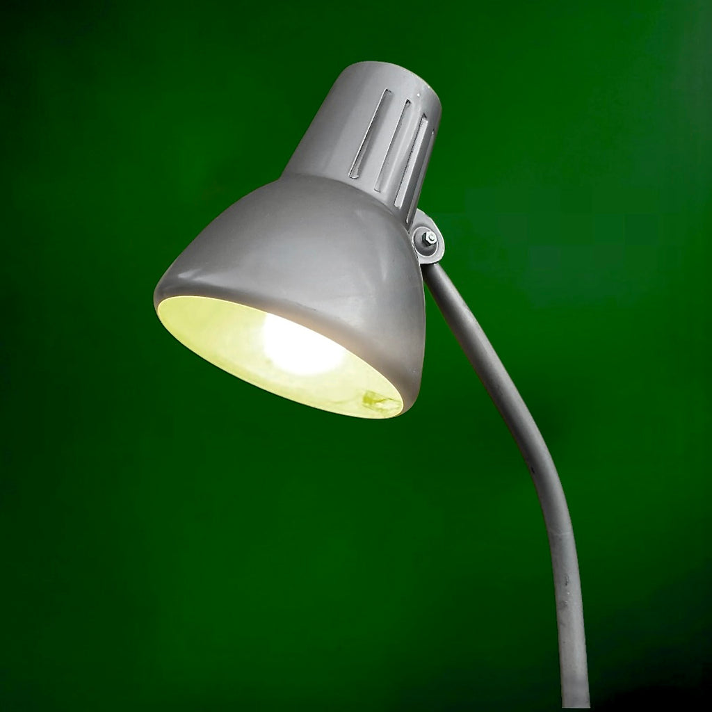 Lampe de bureau vintage Emmedi Italie années 60 – lampe industrielle à étau métal gris orientable
