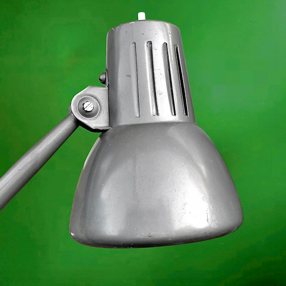 Lampe de bureau vintage Emmedi Italie années 60 – lampe industrielle à étau métal gris orientable