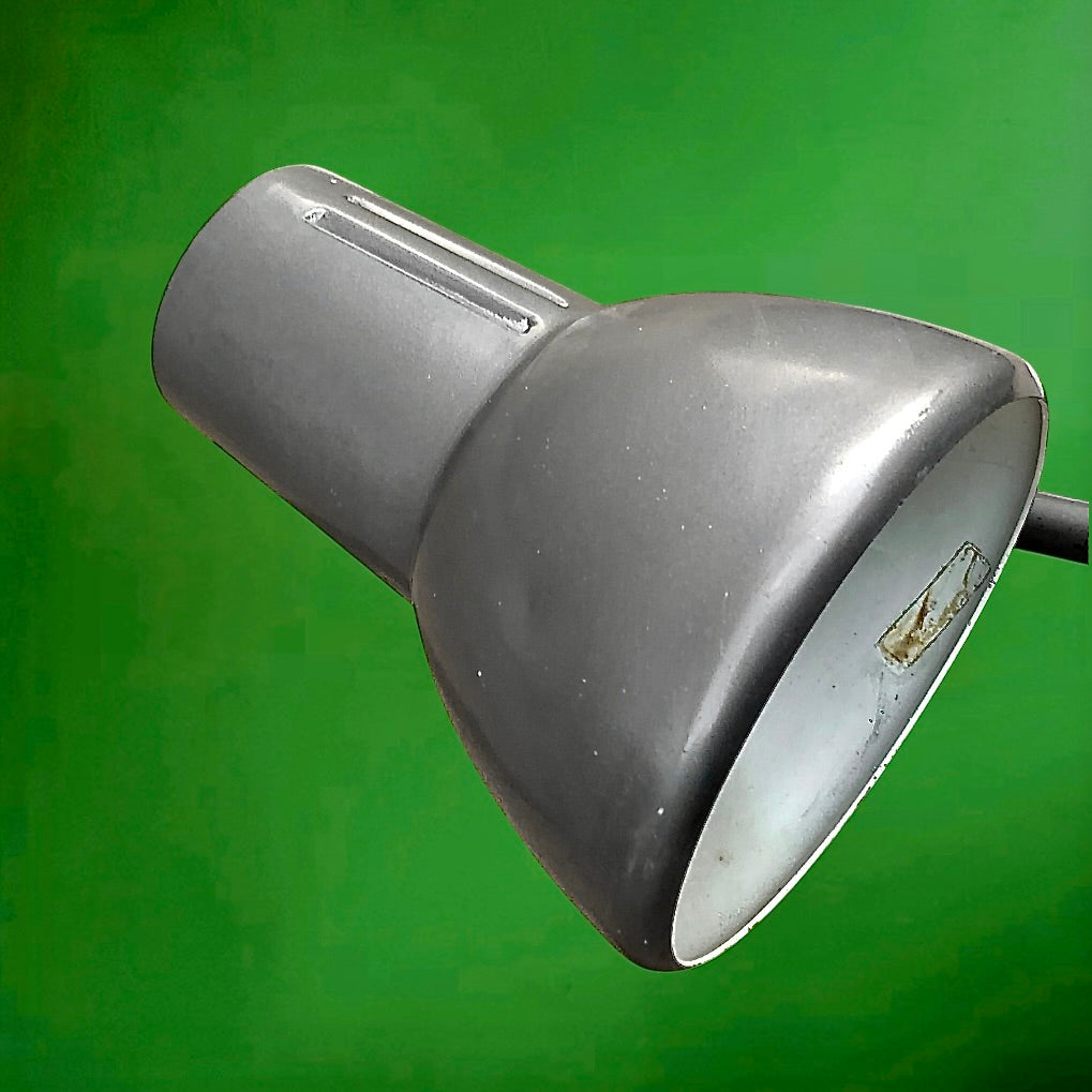 Lampe de bureau vintage Emmedi Italie années 60 – lampe industrielle à étau métal gris orientable
