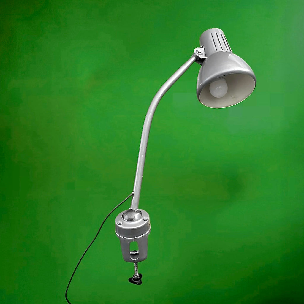 Lampe de bureau vintage Emmedi Italie années 60 – lampe industrielle à étau métal gris orientable