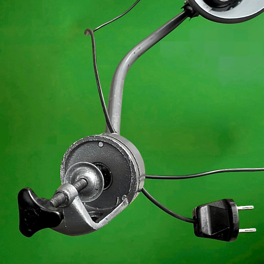 Lampe de bureau vintage Emmedi Italie années 60 – lampe industrielle à étau métal gris orientable