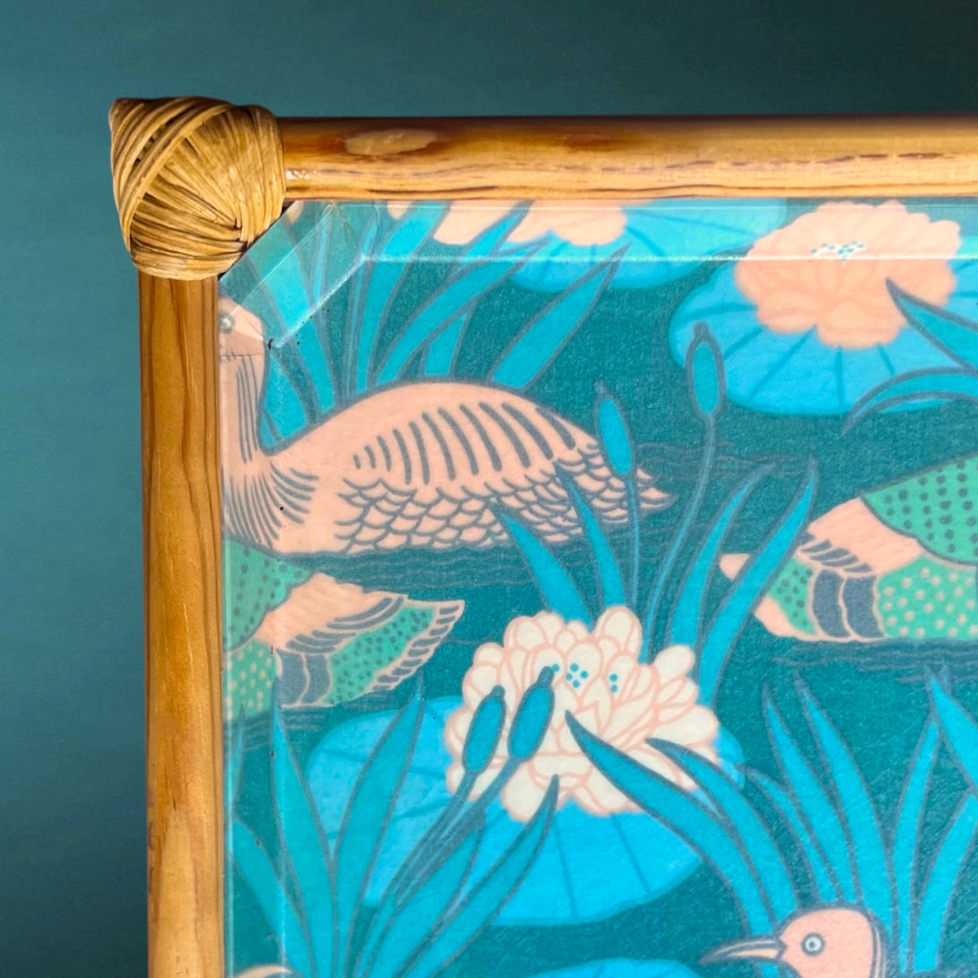Plateau ancien en fibre de verre – Cadre en bambou et rotin – Décor oiseaux