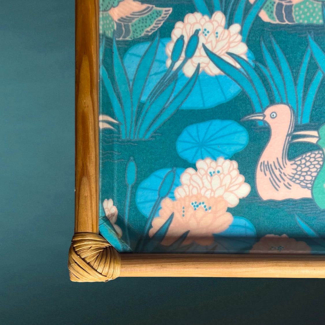 Plateau ancien en fibre de verre – Cadre en bambou et rotin – Décor oiseaux