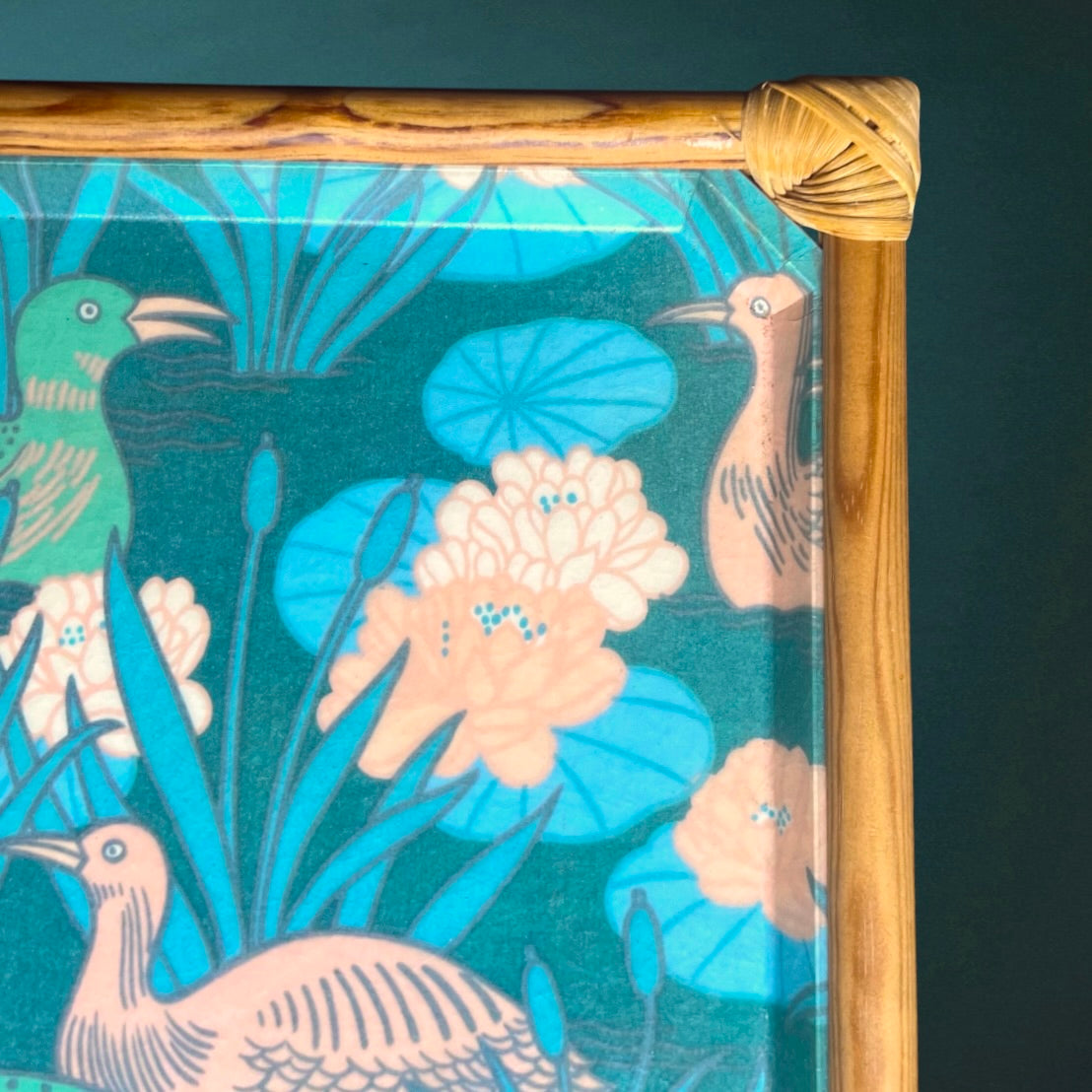 Plateau ancien en fibre de verre – Cadre en bambou et rotin – Décor oiseaux