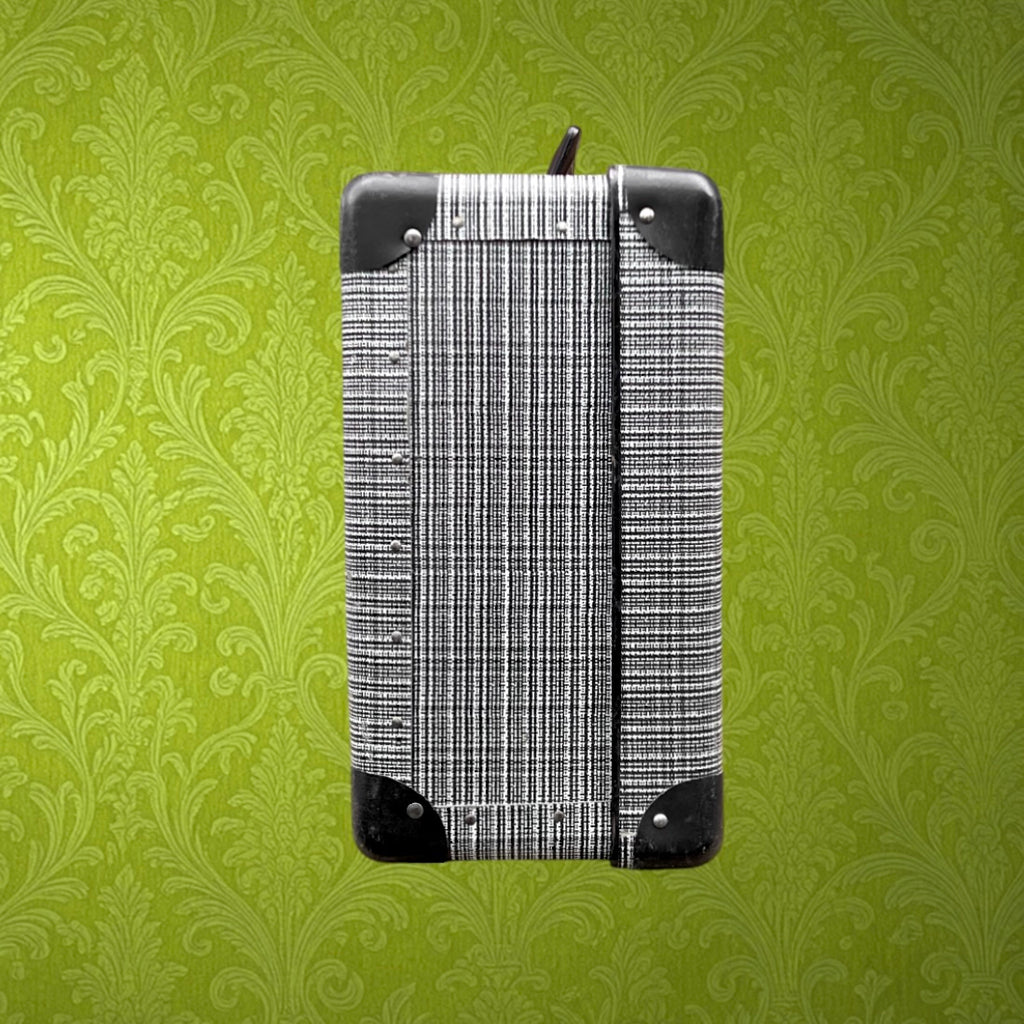 Valise ancienne en carton enduit – motif noir et blanc – intérieur à carreaux – années 60
