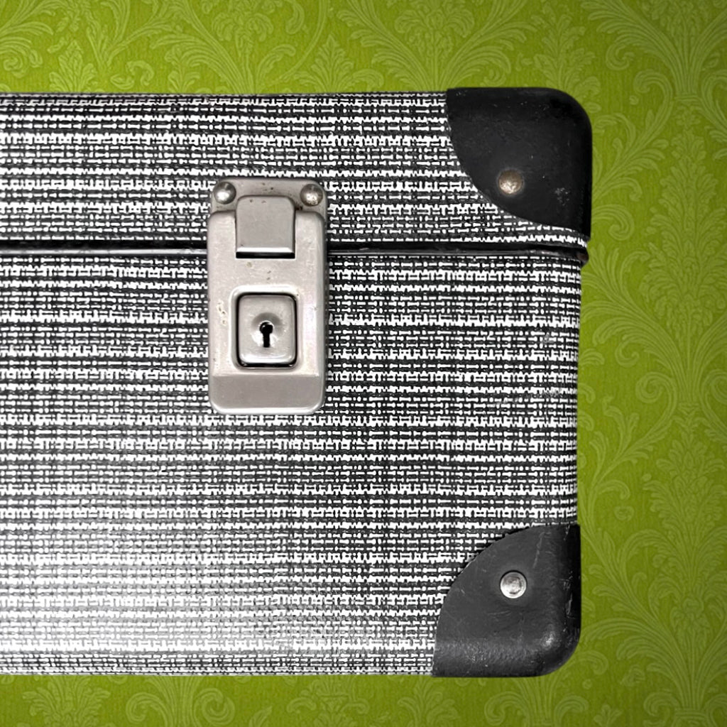 Valise ancienne en carton enduit – motif noir et blanc – intérieur à carreaux – années 60