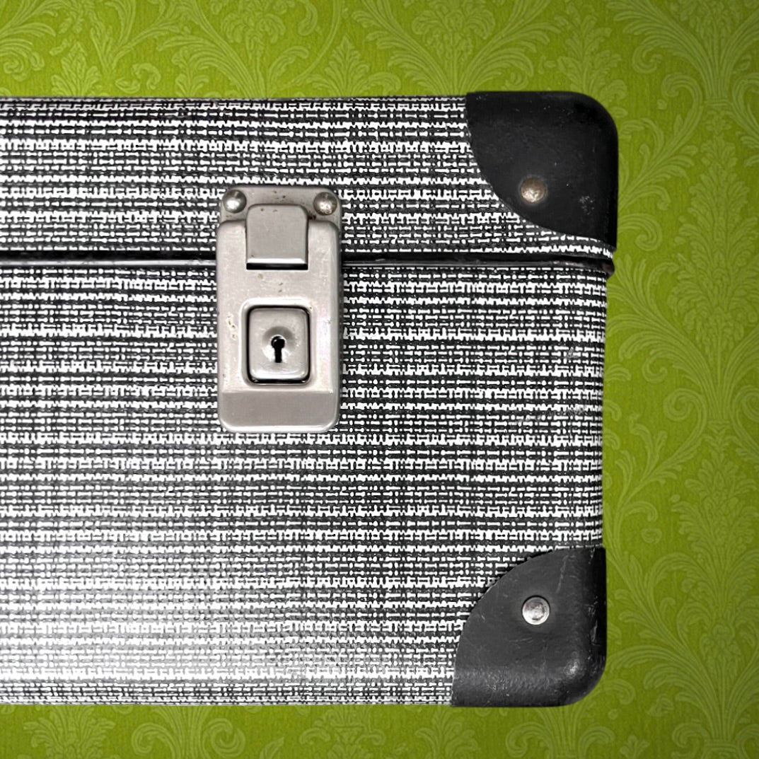 Valise ancienne en carton enduit – motif noir et blanc – intérieur à carreaux – années 60