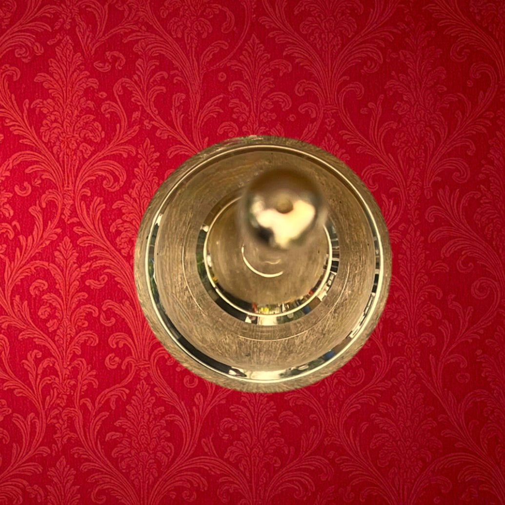 Cloche ancienne en laiton poli – petite cloche de table – années 60