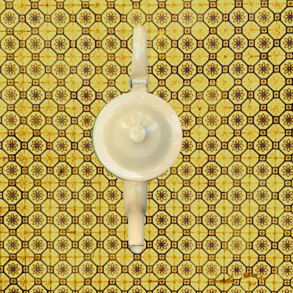 Cafetière ancienne en tôle émaillée crème liseré vert – années 30 40