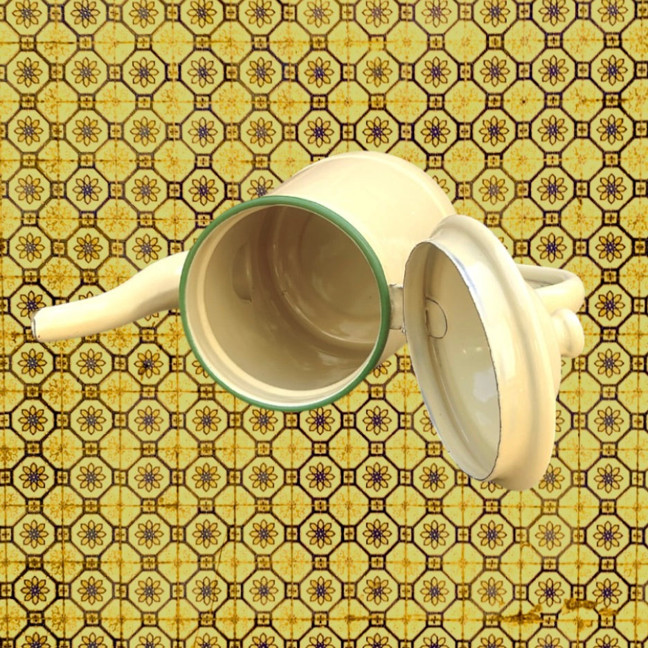 Cafetière ancienne en tôle émaillée crème liseré vert – années 30 40