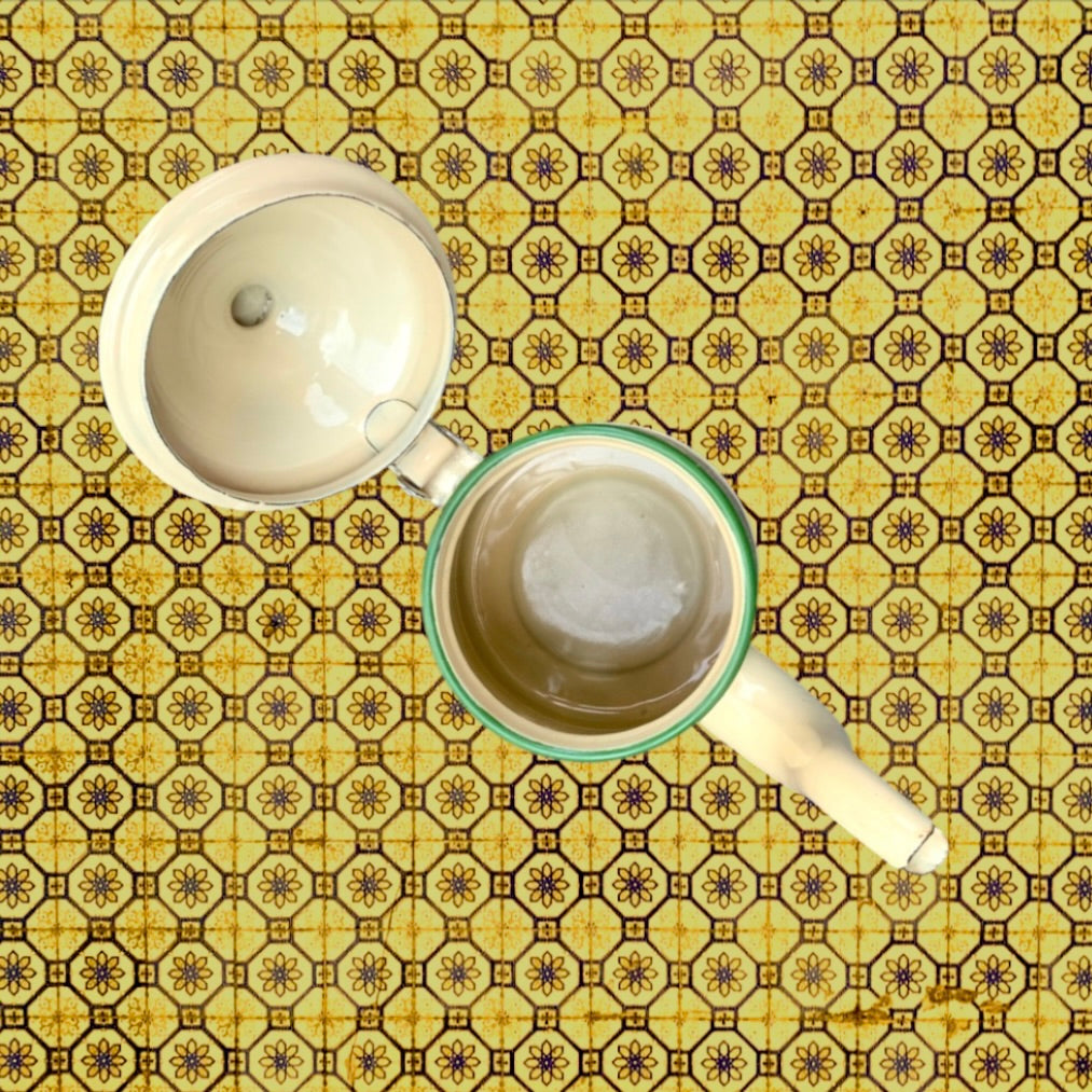 Cafetière ancienne en tôle émaillée crème liseré vert – années 30 40