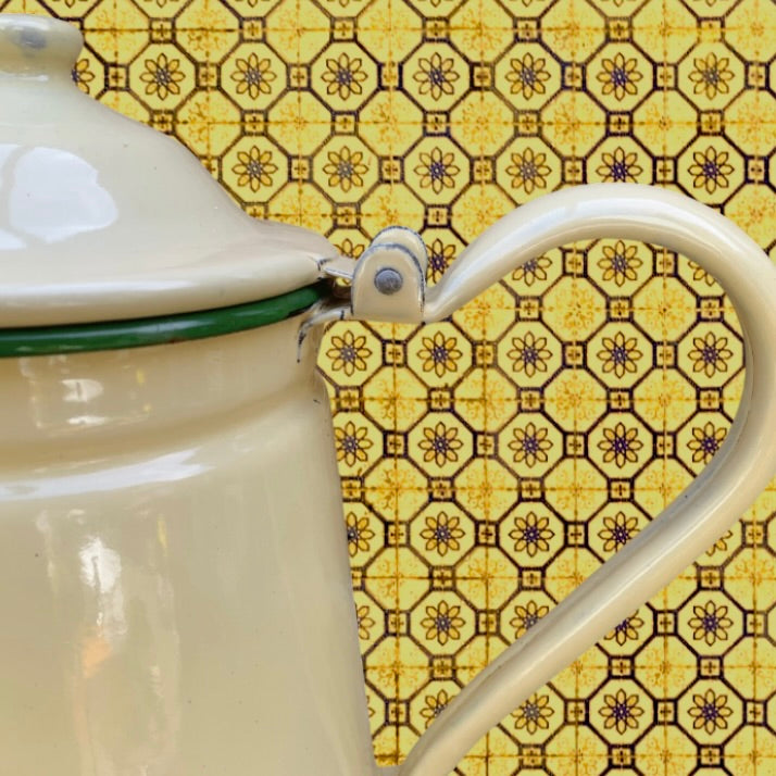 Cafetière ancienne en tôle émaillée crème liseré vert – années 30 40