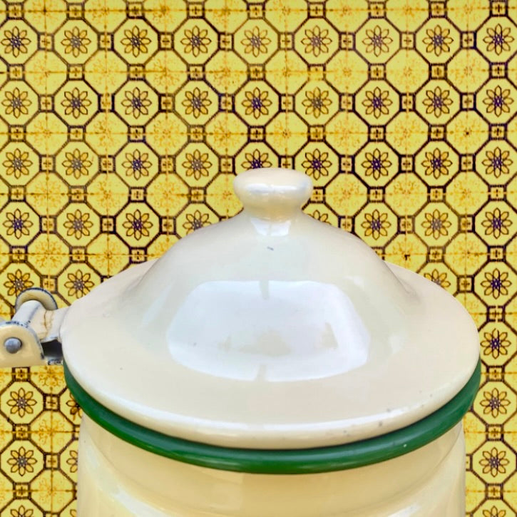 Cafetière ancienne en tôle émaillée crème liseré vert – années 30 40