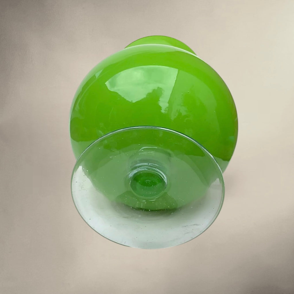 Vase Ancien Verre Soufflé Vert Pomme Sur Pied Forme Calice Années 70