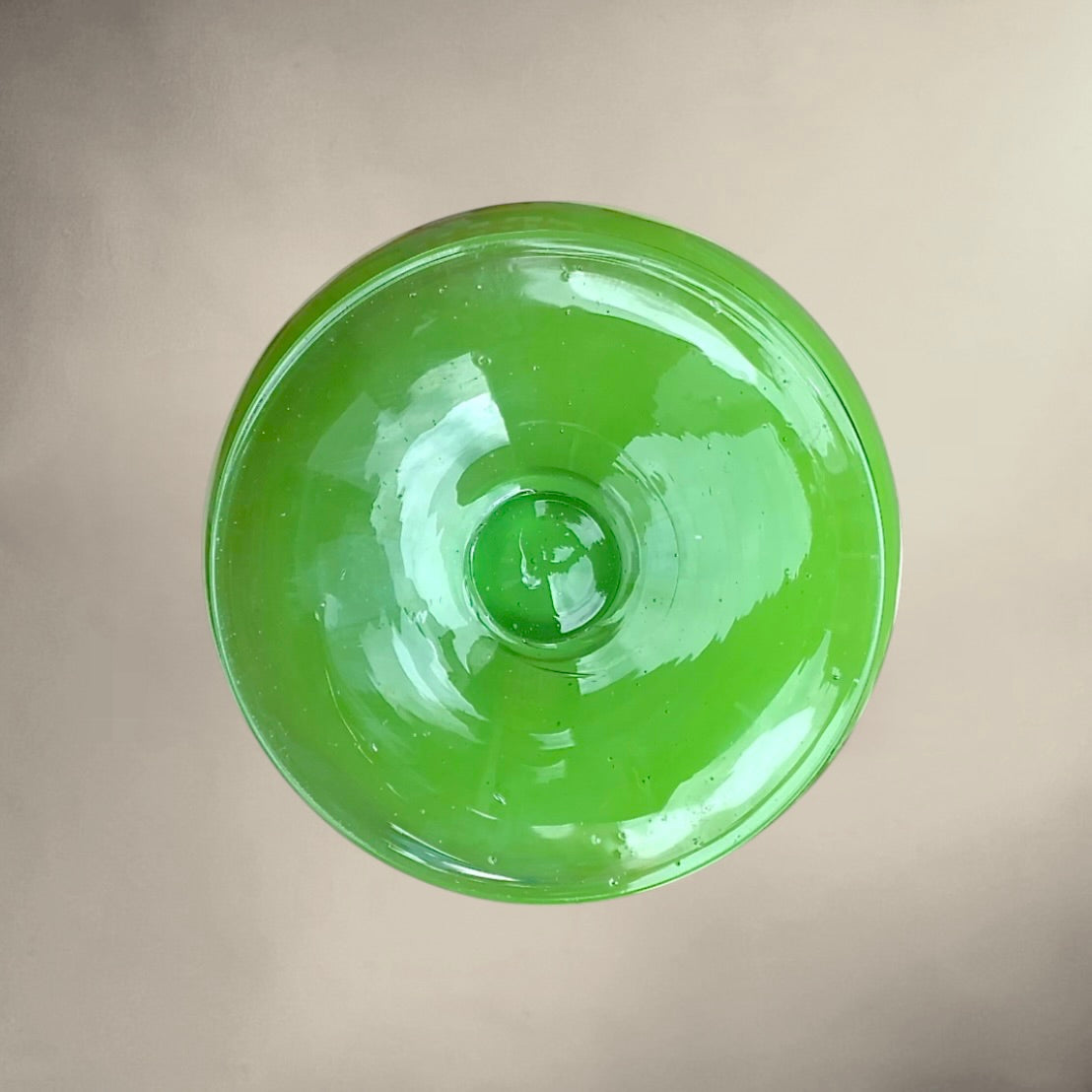 Vase Ancien Verre Soufflé Vert Pomme Sur Pied Forme Calice Années 70