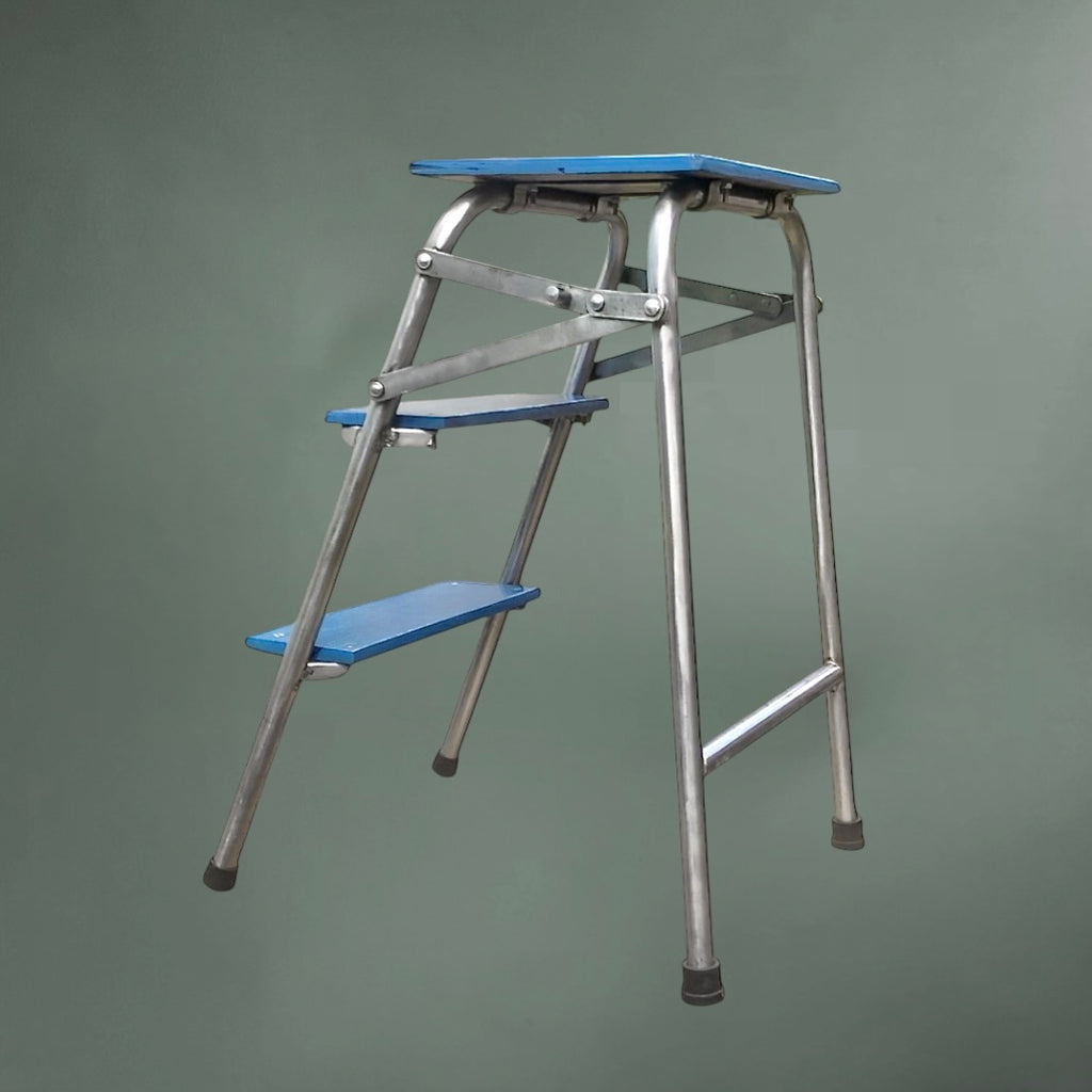 Escabeau pliant ancien en métal et bois peint bleu Années 60 70
