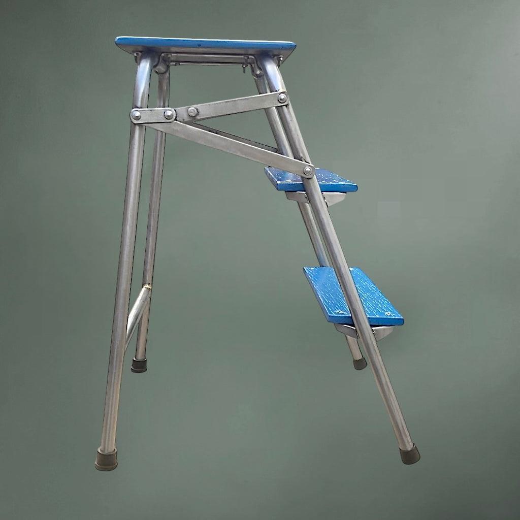 Escabeau pliant ancien en métal et bois peint bleu Années 60 70