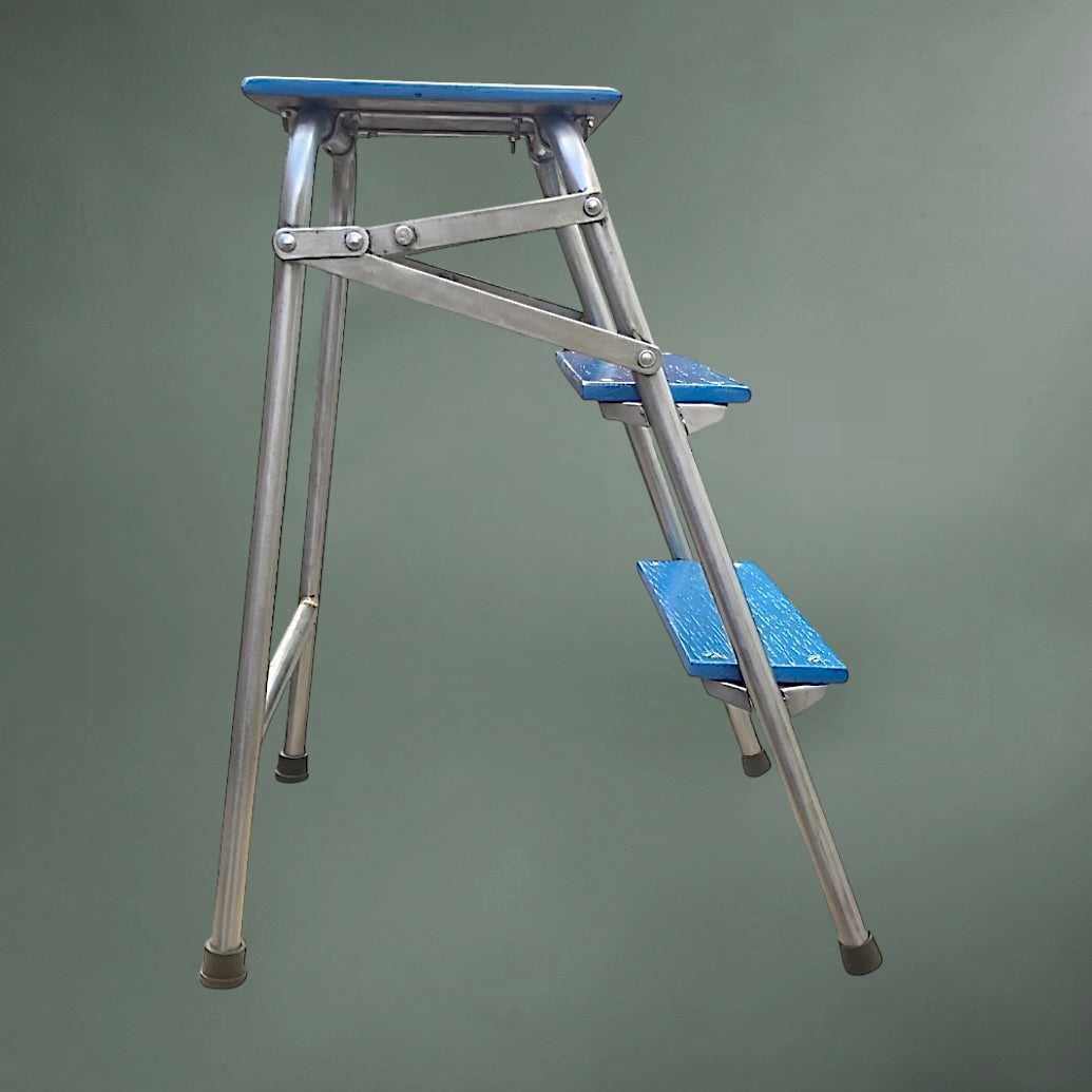 Escabeau pliant ancien en métal et bois peint bleu Années 60 70