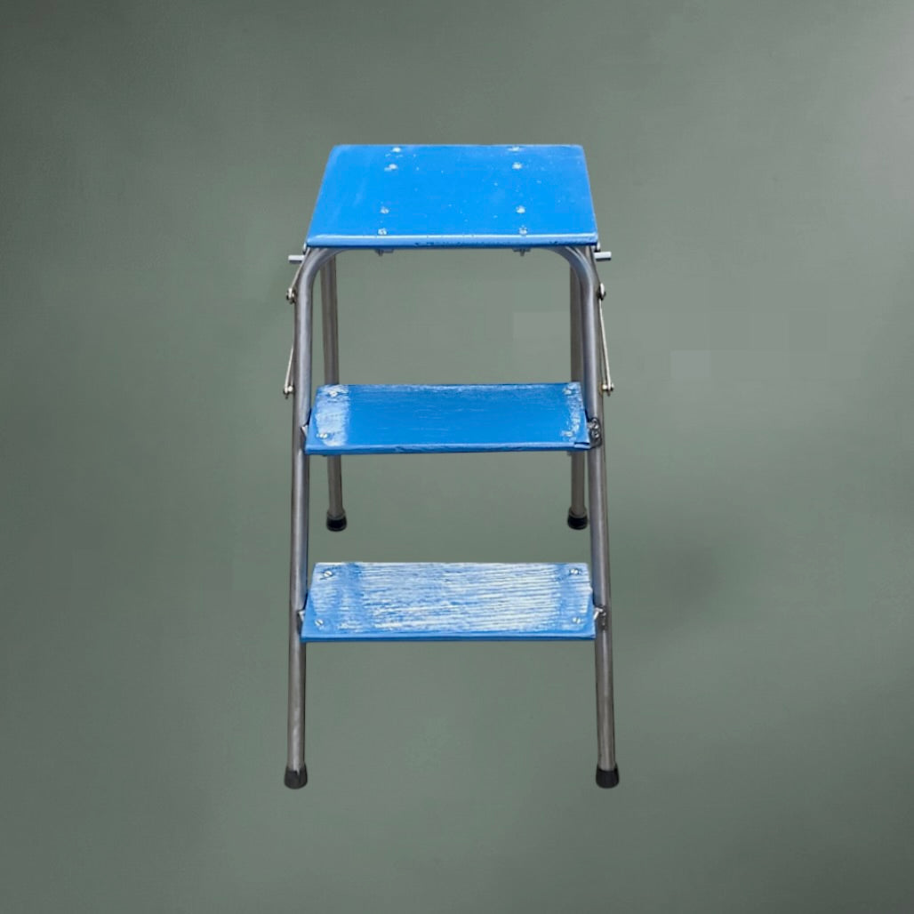 Escabeau pliant ancien en métal et bois peint bleu Années 60 70