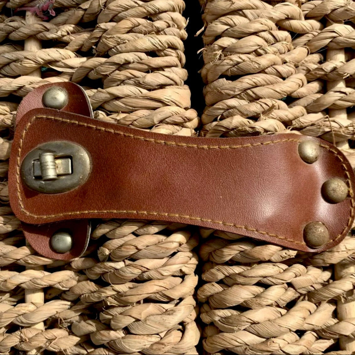 Panier de Pique-Nique Osier et Bois Fermoir Cuir Intérieur Écossais Années 70