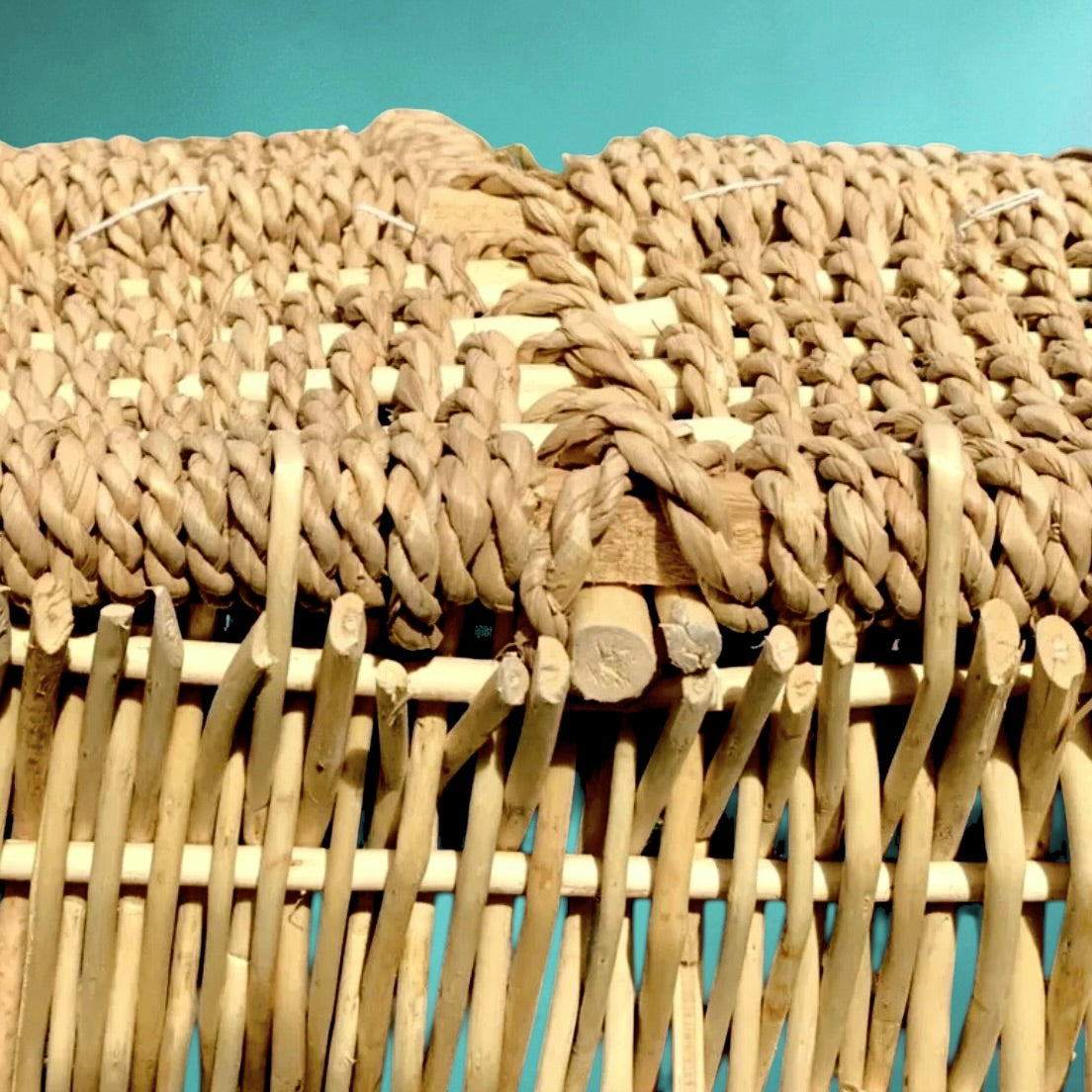 Panier de Pique-Nique Osier et Bois Fermoir Cuir Intérieur Écossais Années 70