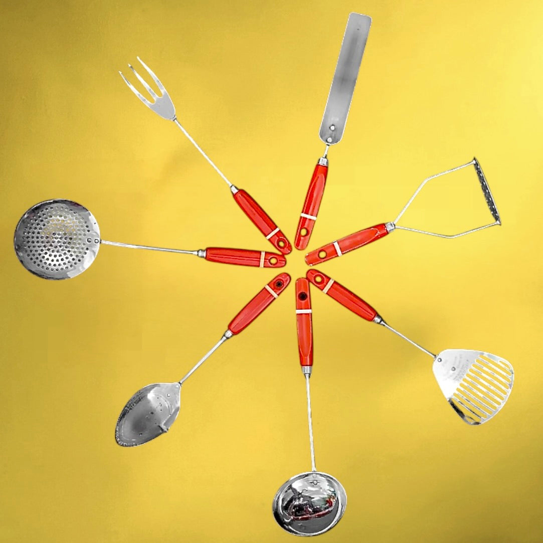 Ensemble ce 7 Ustensiles de Cuisine  Poignées Rouges Angleterre Années 60