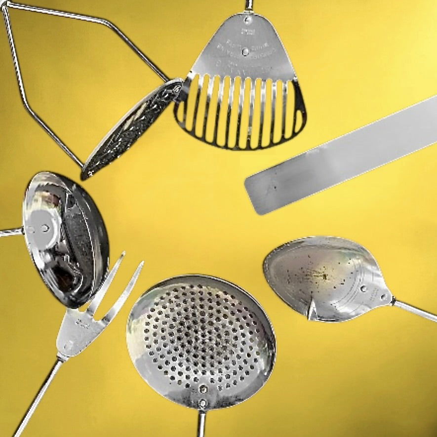 Ensemble ce 7 Ustensiles de Cuisine  Poignées Rouges Angleterre Années 60