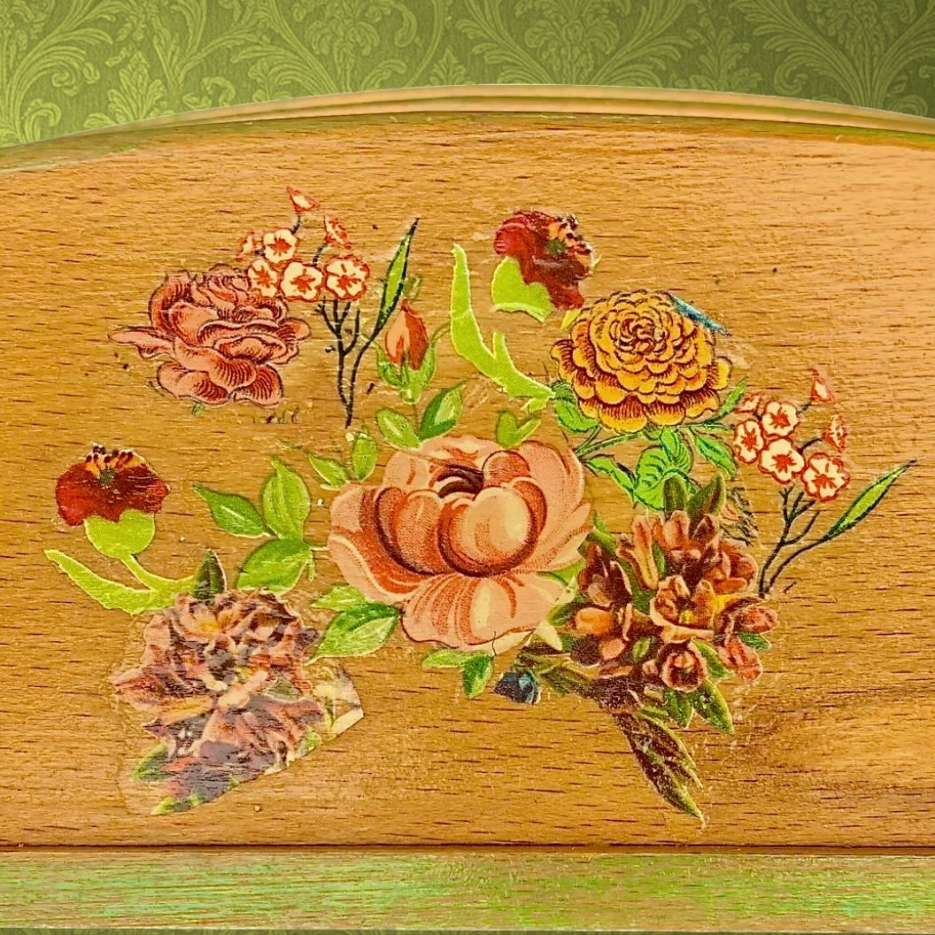 Porte-Courrier Ancien en Bois Verni Décor Floral - Années 60