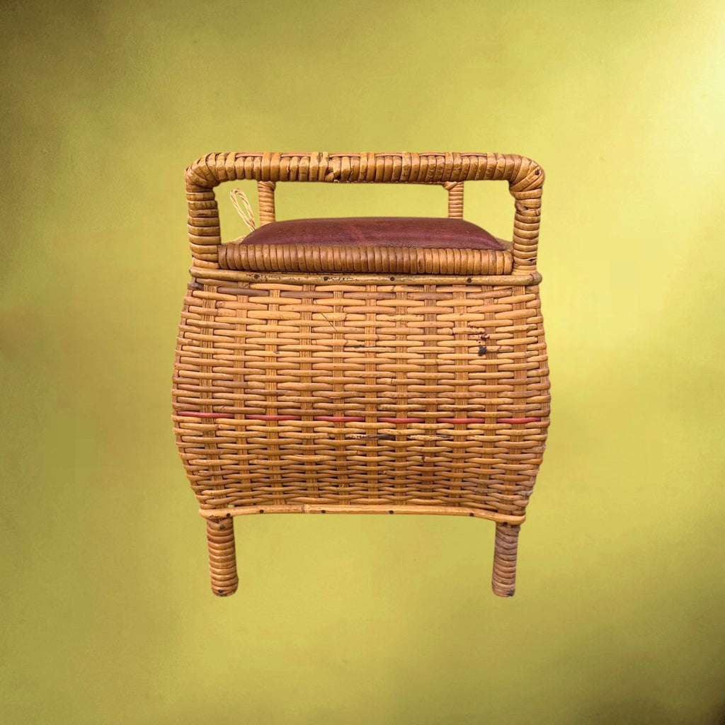 Petit Coffre en Osier et Rotin Scoubidou Assise Skaï Bordeaux Années 50 60